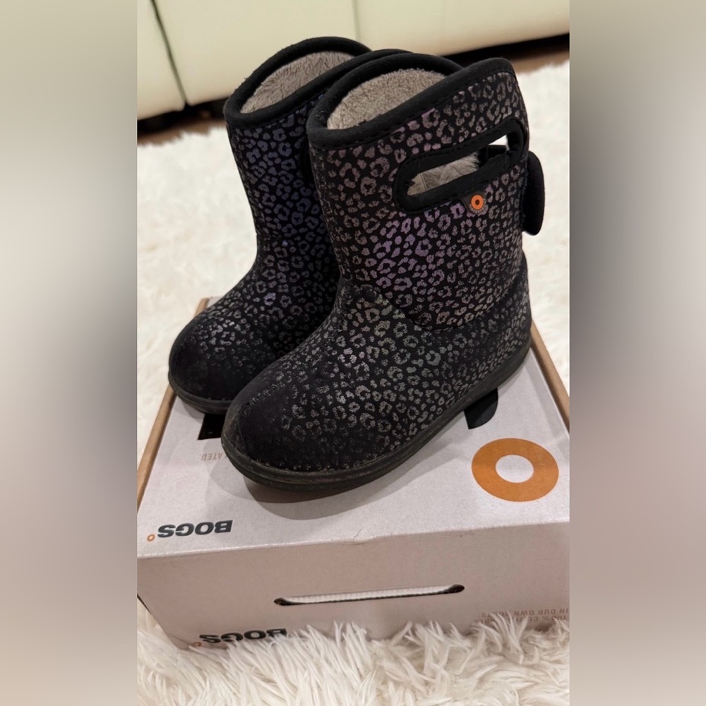 Bogs toddler boots waterproof and weatherproof sz 9